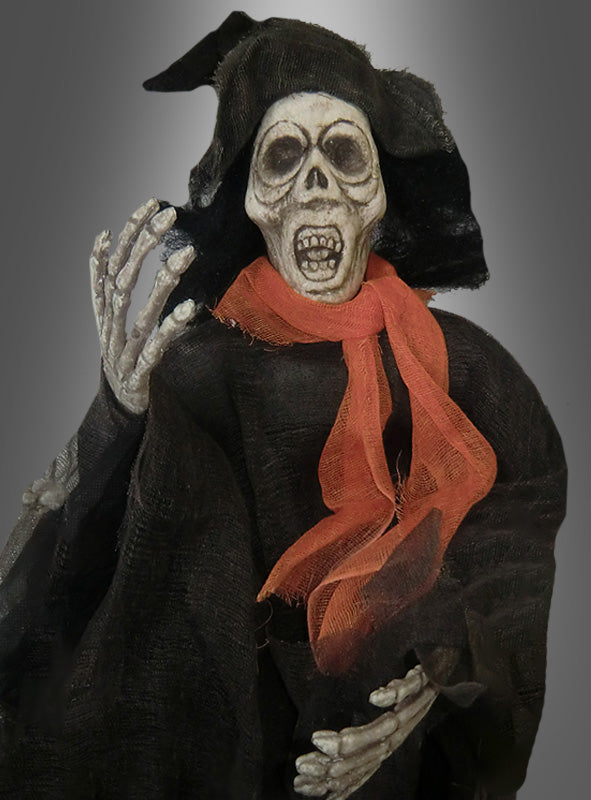 Eine „Gruselige Geister-Halloween-Dekoration, 90 cm“ in Form einer Skelettfigur mit schwarzem Umhang, spitzem Hut und orangefarbenem Schal steht mit erhobener Hand und offenem Mund da – eine perfekte Halloween-Dekoration für Ihr Zuhause. Diese gruselige Puppe verleiht jeder Umgebung eine unheimliche Note und ist somit ideal für Fans von gespenstischen hängenden Figuren.