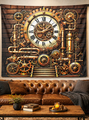 Ein waschbarer Steampunk-Wandteppich (150 x 150 cm) mit einer großen Uhr, Zahnrädern, Rohren und filigranen mechanischen Details hängt über einem braunen Ledersofa in einem gemütlichen Wohnzimmer. Dieses unverwechselbare Stück verleiht dem Raum Charakter und dient als auffällige Steampunk-Dekoration.