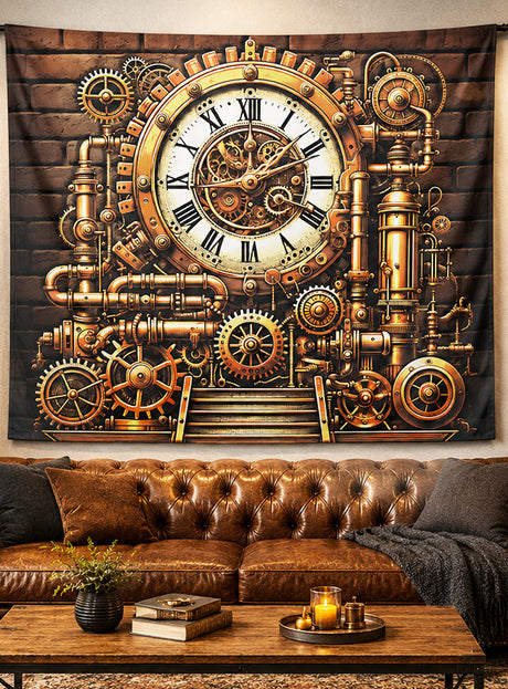 Ein waschbarer Steampunk-Wandteppich (150 x 150 cm) mit einer großen Uhr, Zahnrädern, Rohren und filigranen mechanischen Details hängt über einem braunen Ledersofa in einem gemütlichen Wohnzimmer. Dieses unverwechselbare Stück verleiht dem Raum Charakter und dient als auffällige Steampunk-Dekoration.
