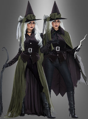Zwei Personen tragen passende „Wandelbares Kostüm Hexe Layla“-Outfits – perfekt für eine Hexenparty oder als Karnevalskostüm. Jedes Ensemble besteht aus spitzen Hüten, langen Umhängen, weißen Perücken, dunklem Lippenstift und kniehohen Stiefeln. Eine Person hält einen Stab in der Hand, während die andere einen Zauberstab trägt; beide stehen vor einem grauen Hintergrund mit Farbverlauf.