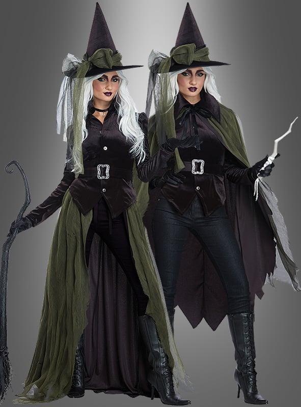 Zwei Personen tragen passende „Wandelbares Kostüm Hexe Layla“-Outfits – perfekt für eine Hexenparty oder als Karnevalskostüm. Jedes Ensemble besteht aus spitzen Hüten, langen Umhängen, weißen Perücken, dunklem Lippenstift und kniehohen Stiefeln. Eine Person hält einen Stab in der Hand, während die andere einen Zauberstab trägt; beide stehen vor einem grauen Hintergrund mit Farbverlauf.