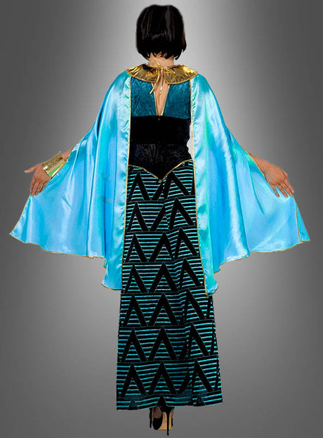 Eine Person steht mit ausgestreckten Armen da und trägt das „Ägyptische Pharaonin Aida“-Kostüm – einen blau-goldenen Umhang, ein schwarz-türkisfarbenes Kleid mit geometrischem Muster und einen goldenen Kragen – und bietet von hinten betrachtet vor einem grauen Hintergrund mit Farbverlauf eine majestätische Silhouette.