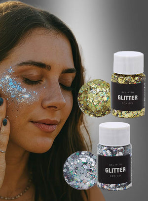 Eine Frau trägt blaues Glitzer-Gel-Make-up auf ihre Wange auf. Neben ihr stehen vor einem grauen Hintergrund zwei Tiegel mit Glitzer-Gel-Make-up in Silber oder Gold, von denen einer mit goldenem und der andere mit silbernem Glitzer-Gel gefüllt ist – ideal für Festival-Looks und um mit Glitzer-Gel-Make-up einen funkelnden Akzent zu setzen.