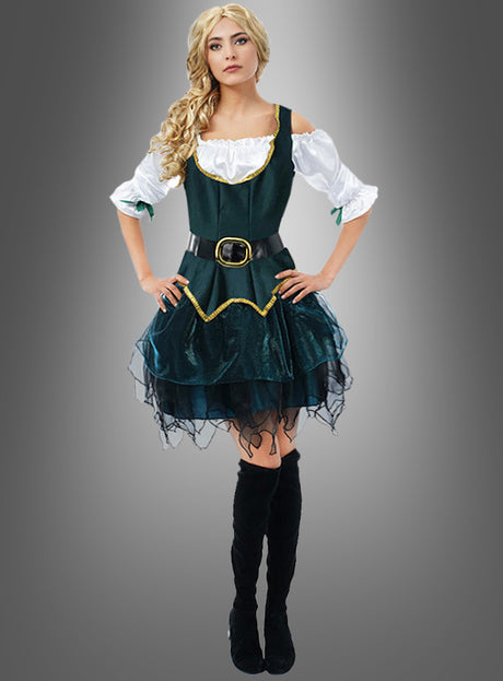 Eine Frau im Angelica-Piratin-Damenkostüm – mit einem dunkelgrün-schwarzen Design mit goldenen Verzierungen, weißen Blusenärmeln, einem Gürtel, schwarzen Stiefeln und langen blonden Locken – steht vor einem grauen Hintergrund mit Farbverlauf. Dieses Outfit eignet sich perfekt für jede Piratenparty oder als elegantes Piratin-Kostüm für Damen.