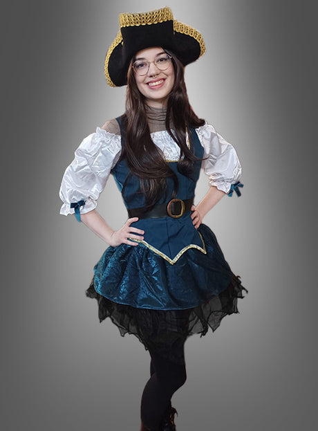 Eine Person im Angelica-Piratin-Damenkostüm, bestehend aus einem schwarzen Hut, weißen Puffärmeln, einem blauen Kleid, einem schwarzen Rock und einer Brille, vor grauem Hintergrund – perfekt für jede Piratenparty oder als auffälliges Seeräuberin-Karnevalskostüm.