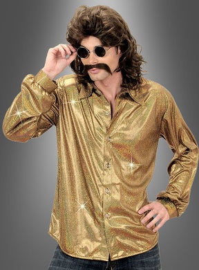 Eine Person, die ein goldenes „Glitzer Hemd Herren“ trägt, eine Sonnenbrille, einen großen falschen Schnurrbart und eine braune Vokuhila-Perücke, posiert und rückt mit einer Hand ihre Brille zurecht – das perfekte 70er-Jahre-Outfit für jede Retro-Party.