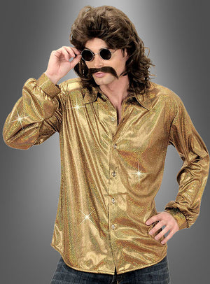 Eine Person, die ein goldenes „Glitzer Hemd Herren“ trägt, eine Sonnenbrille, einen großen falschen Schnurrbart und eine braune Vokuhila-Perücke, posiert und rückt mit einer Hand ihre Brille zurecht – das perfekte 70er-Jahre-Outfit für jede Retro-Party.