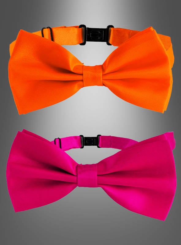 Auf einem grauen Hintergrund mit Farbverlauf sind zwei Satin-Fliege-Faschings-Accessoires zu sehen: Die obere ist orange, die untere leuchtend pink. Beide verfügen über verstellbare schwarze Bänder mit Verschlüssen. Diese farbenfrohen Satin-Fliegen sind ideal, um jedem Party-Outfit eine festliche Note zu verleihen.