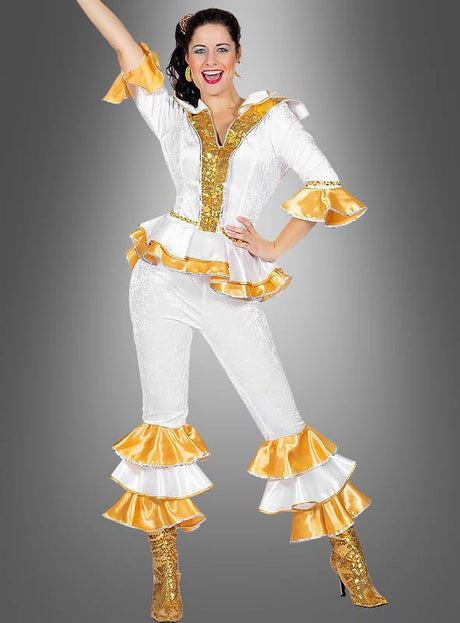 Eine Person posiert lächelnd vor einem schlichten grauen Hintergrund und trägt das „Dancing Queen Disco“-Kostüm (Zweiteiler) – ein weißes zweiteiliges Outfit, das mit goldenen Rüschen und Pailletten verziert ist und den klassischen Disco-Stil der 70er Jahre perfekt verkörpert.