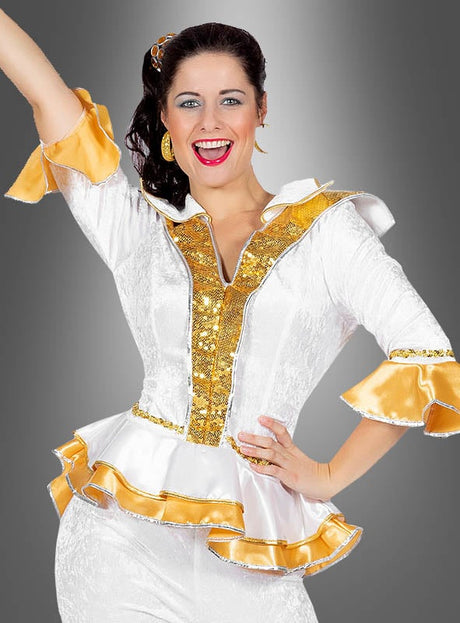 Eine lächelnde Frau posiert im „Dancing Queen“-Disco-Zweiteiler, einem glänzenden weiß-goldenen Outfit mit Rüschenärmeln und goldenen Verzierungen, vor einem grauen Hintergrund mit Farbverlauf – perfekt, um den legendären „Dancing Queen“-Look der 70er-Jahre-Disco-Ära nachzuahmen.