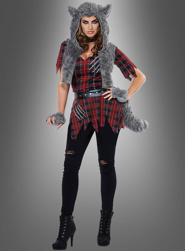 Eine Person, gekleidet in ein rotes Karohemd, eine schwarze Hose und schwarze Stiefel, ergänzt durch eine graue, pelzige Wolfskapuze, einen Schwanz und Armbänder – ein perfektes Wolfskostüm für Damen –, steht vor einem grauen Hintergrund.