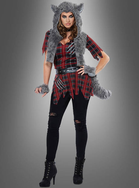 Eine Person, gekleidet in ein rotes Karohemd, eine schwarze Hose und schwarze Stiefel, ergänzt durch eine graue, pelzige Wolfskapuze, einen Schwanz und Armbänder – ein perfektes Wolfskostüm für Damen –, steht vor einem grauen Hintergrund.