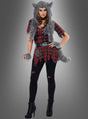 Eine Person, gekleidet in ein rotes Karohemd, eine schwarze Hose und schwarze Stiefel, ergänzt durch eine graue, pelzige Wolfskapuze, einen Schwanz und Armbänder – ein perfektes Wolfskostüm für Damen –, steht vor einem grauen Hintergrund.