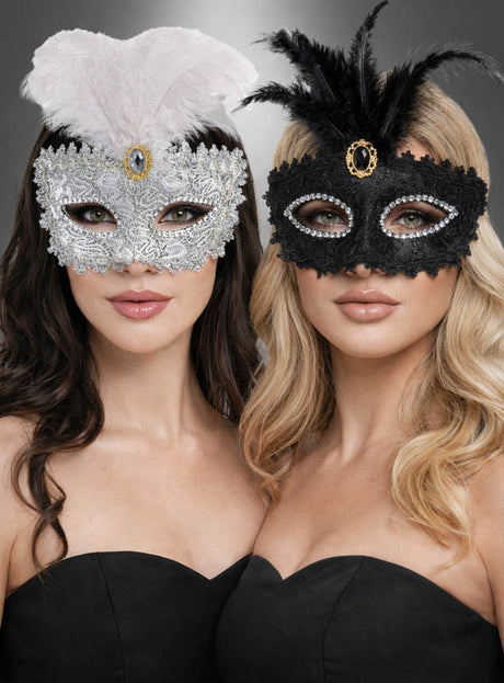 Zwei Frauen in trägerlosen schwarzen Kleidern posieren vor einem grauen Hintergrund; jede trägt die „Maskenball-Augenmaske mit Spitze“ in Silber oder Schwarz – die eine mit weißen Federn, die andere mit schwarzen –, was das verführerische Geheimnis dieser kunstvollen Masken im venezianischen Stil unterstreicht.