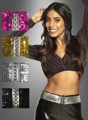 Eine Frau in einem glitzernden Crop-Top und einer Hose posiert und trägt dabei den Pailletten-Gürtel für die Taille. Vier Nahaufnahmen heben diesen schillernden Taillengürtel in den Farben Rosa, Gold, Silber und Schwarz hervor – ein Must-have für Ihre 80er-Jahre-Accessoire-Kollektion.