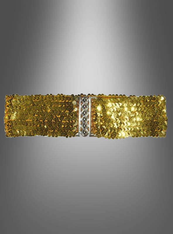 Ein breiter Pailletten-Gürtel für die Taille in Gold, verziert mit Pailletten und einer silbernen Schnalle mit kreisförmigen Verzierungen, wird vor einem grau verlaufenden Hintergrund präsentiert – damit ist er die perfekte Wahl für alle, die auf der Suche nach authentischen 80er-Jahre-Accessoires sind.