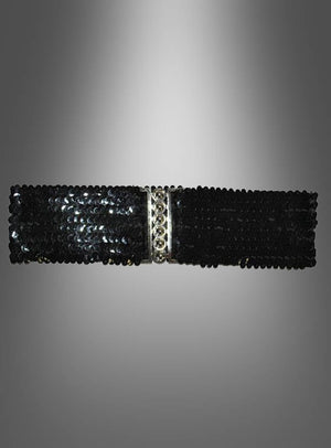 Ein rechteckiges Accessoire mit schwarzen Pailletten, das an den Stil der 80er-Jahre-Accessoires angelehnt ist, mit dem Titel „Pailletten-Gürtel für die Taille“, mit einem silbernen Mittelstreifen und vor einem grau verlaufenden Hintergrund.