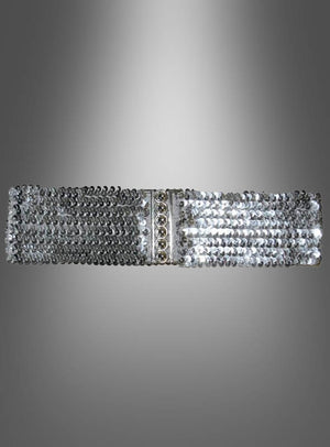 Breiter silberner Pailletten-Gürtel für die Taille mit einer rechteckigen Schnalle, die mit kleinen runden Metallnieten verziert ist – dieser auffällige Taillengürtel ist das perfekte Statement-Accessoire im 80er-Jahre-Stil und wird vor einem grau verlaufenden Hintergrund präsentiert.