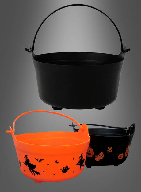 Der Halloween-Hexenkessel für Süßigkeiten – drei Plastikeimer, darunter ein schlichter schwarzer, ein orangefarbener mit Hexen- und Fledermausmotiven sowie ein schwarzer mit Kürbisgesichtern – eignet sich ideal zum Sammeln von Süßigkeiten oder als originelle Halloween-Dekoration.