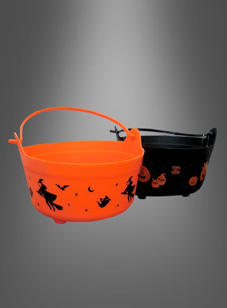 Aber sicher! Hier ist Ihr umformulierter Satz unter Verwendung der Produktdaten: Der Halloween-Hexenkessel für Süßigkeiten enthält zwei Plastikeimer – einen orangefarbenen mit Hexen- und Katzenmotiven und einen schwarzen mit Kürbisköpfen –, die sich ideal zum Sammeln von Süßigkeiten oder als verspielte Halloween-Deko eignen. Beide Eimer im Hexenkessel-Stil sind vor einem grauen Hintergrund mit Farbverlauf abgebildet.