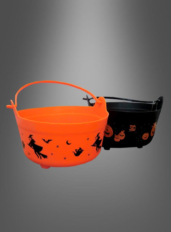 Aber sicher! Hier ist Ihr umformulierter Satz unter Verwendung der Produktdaten: Der Halloween-Hexenkessel für Süßigkeiten enthält zwei Plastikeimer – einen orangefarbenen mit Hexen- und Katzenmotiven und einen schwarzen mit Kürbisköpfen –, die sich ideal zum Sammeln von Süßigkeiten oder als verspielte Halloween-Deko eignen. Beide Eimer im Hexenkessel-Stil sind vor einem grauen Hintergrund mit Farbverlauf abgebildet.