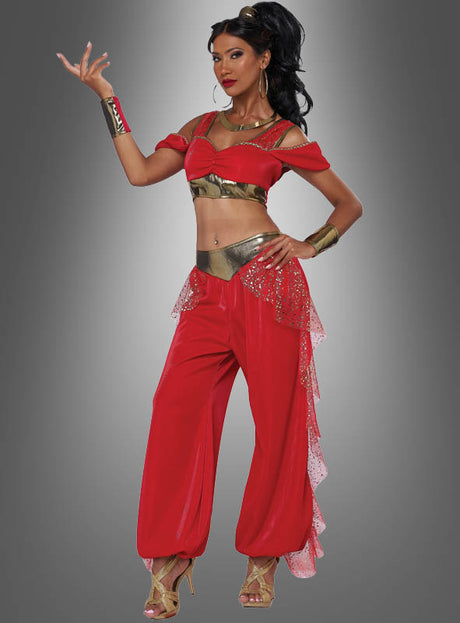 Eine Frau posiert in einem „Bauchtänzerin Sarafina“-Damenkostüm, bestehend aus einer Haremshose, einem Crop-Top, goldenen Sandalen und Schmuck, vor einem grauen Hintergrund. Dieses elegante orientalische Bauchtanzkostüm verkörpert perfekt den Stil eines echten Haremsdamen-Kostüms.