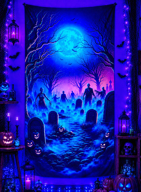Verwandeln Sie Ihren Raum mit dem „Zombie Friedhof Wandbild 100 x 185 cm, waschbar“ – einer auffälligen Halloween-Dekoration, die Zombies zeigt, die unter einem geheimnisvollen blauen Mond aus ihren Gräbern auferstehen. Umgeben von leuchtenden Kürbislaternen, flackernden Kerzen, Laternen und schimmernden violett-blauen Lichterketten besticht dieser waschbare Wandbehang durch lebendige Farben und einen unheimlichen UV-Effekt, der ihn zu einem unvergesslichen Blickfang für jede gruselige Feier macht.