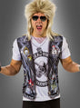 Ein Mann mit einer blonden Vokuhila-Perücke und einer Pilotenbrille trägt das „Biker-Shirt-Rocker“-Kostüm – ein weißes T-Shirt mit Aufdruck einer Bikerweste aus Kunstleder, komplett mit verschiedenen Aufnähern und einem auffälligen Totenkopf-Motiv –, das sich ideal für jede 80er-Jahre-Rockparty eignet.