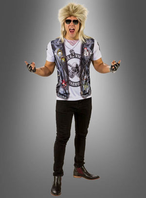 Ein Mann, der das „Biker Shirt Rocker“-Kostüm trägt – komplett mit blonder Perücke, Sonnenbrille, bedruckter Weste, Handschuhen und Stiefeln –, nimmt eine dynamische Pose ein: Die Arme sind angewinkelt, der Mund steht offen. Vor einem grauen Hintergrund mit Farbverlauf verkörpert er den ikonischen Look einer Rockparty der 80er Jahre.