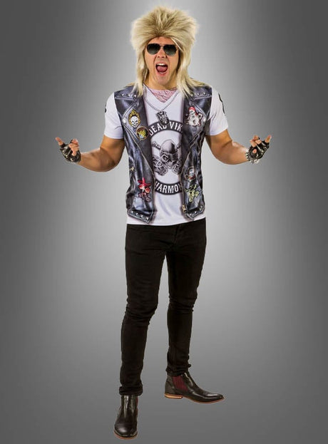 Ein Mann, der das „Biker Shirt Rocker“-Kostüm trägt – komplett mit blonder Perücke, Sonnenbrille, bedruckter Weste, Handschuhen und Stiefeln –, nimmt eine dynamische Pose ein: Die Arme sind angewinkelt, der Mund steht offen. Vor einem grauen Hintergrund mit Farbverlauf verkörpert er den ikonischen Look einer Rockparty der 80er Jahre.