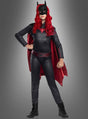 Eine Person, die das Original-Batwoman-Arrow-Kinderkostüm trägt – bestehend aus einem roten Umhang, einer roten Perücke, einer schwarzen Batman-Maske und schwarzen Stiefeln –, steht selbstbewusst vor einem grauen Hintergrund.