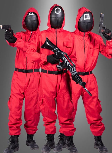 Drei Personen, die jeweils ein rotes „Squid Game“-Kostüm und eine schwarze Maske mit einem Dreieck, Kreis oder Quadrat tragen, stehen als Spielaufseher mit Waffen in der Hand vor einem grauen Hintergrund.