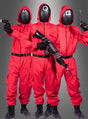 Drei Personen, die jeweils ein rotes „Squid Game“-Kostüm und eine schwarze Maske mit einem Dreieck, Kreis oder Quadrat tragen, stehen als Spielaufseher mit Waffen in der Hand vor einem grauen Hintergrund.