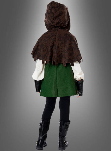 Ein Kind – von hinten vor einem grauen Farbverlaufshintergrund zu sehen – trägt das Robin-Hood-Kleid für Mädchen: ein bezauberndes braunes Cape mit Kapuze, ein weißes Langarm-Oberteil, eine grüne Weste, eine schwarze Hose und schwarze Stiefel, die den bezaubernden Stil eines mittelalterlichen Kinderkostüms perfekt einfangen.