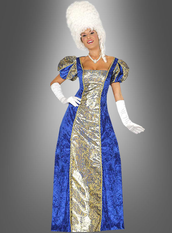 Gekleidet im eleganten „Blaue Baronin“-Damenkostüm – einem schillernden Ensemble aus blauem und goldenem Brokat – rundet diese Person den majestätischen Look mit weißen Handschuhen, einer Halskette und einer hohen weißen Perücke vor einem schlichten grauen Hintergrund ab. Ideal für alle, die nach günstigen Barockkleidern oder einem exquisiten Ballkleid suchen, das zeitlosen historischen Charme ausstrahlt.
