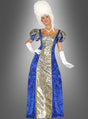 Gekleidet im eleganten „Blaue Baronin“-Damenkostüm – einem schillernden Ensemble aus blauem und goldenem Brokat – rundet diese Person den majestätischen Look mit weißen Handschuhen, einer Halskette und einer hohen weißen Perücke vor einem schlichten grauen Hintergrund ab. Ideal für alle, die nach günstigen Barockkleidern oder einem exquisiten Ballkleid suchen, das zeitlosen historischen Charme ausstrahlt.