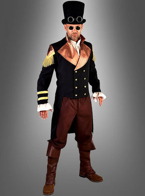 Ein Mann, gekleidet im „Steampunk Frack Emil“ – bestehend aus einem schwarzen Zylinder, einem zweireihigen Mantel mit Goldbesatz, einer braunen Hose, Stiefel, eine Sonnenbrille und Schulterklappen – die die raffinierte Eleganz eines viktorianischen Kostüms für einen unverwechselbaren Steampunk-Offiziers-Look verkörpern – vor einem grauen Hintergrund.