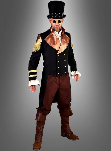 Ein Mann, gekleidet im „Steampunk Frack Emil“ – bestehend aus einem schwarzen Zylinder, einem zweireihigen Mantel mit Goldbesatz, einer braunen Hose, Stiefel, eine Sonnenbrille und Schulterklappen – die die raffinierte Eleganz eines viktorianischen Kostüms für einen unverwechselbaren Steampunk-Offiziers-Look verkörpern – vor einem grauen Hintergrund.