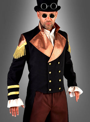 Ein Mann, der den „Steampunk Frack Emil“ trägt – einen viktorianisch inspirierten schwarzen Mantel mit metallischen Revers, goldenen Knöpfen und Schulterklappen, dazu eine braune Hose, einen Zylinder mit Schutzbrille und eine runde Sonnenbrille – perfekt für jedes viktorianische Kostüm oder als auffälliges Steampunk-Offiziers-Ensemble.