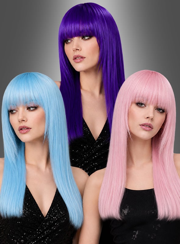Drei Frauen mit glattem, langem Haar und Pony, gekleidet in schwarze Oberteile, präsentieren die „Glamour Perücke Deluxe mit Pony“ in leuchtenden Blau-, Lila- und Rosatönen vor einem grauen Hintergrund mit Farbverlauf.