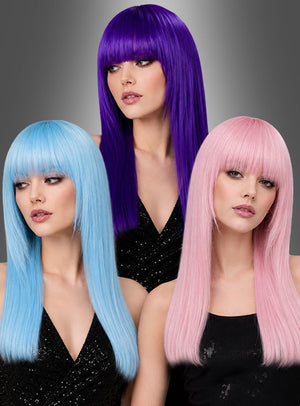 Drei Frauen mit glattem, langem Haar und Pony, gekleidet in schwarze Oberteile, präsentieren die „Glamour Perücke Deluxe mit Pony“ in leuchtenden Blau-, Lila- und Rosatönen vor einem grauen Hintergrund mit Farbverlauf.
