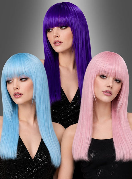 Drei Frauen mit glattem, langem Haar und Pony, gekleidet in schwarze Oberteile, präsentieren die „Glamour Perücke Deluxe mit Pony“ in leuchtenden Blau-, Lila- und Rosatönen vor einem grauen Hintergrund mit Farbverlauf.