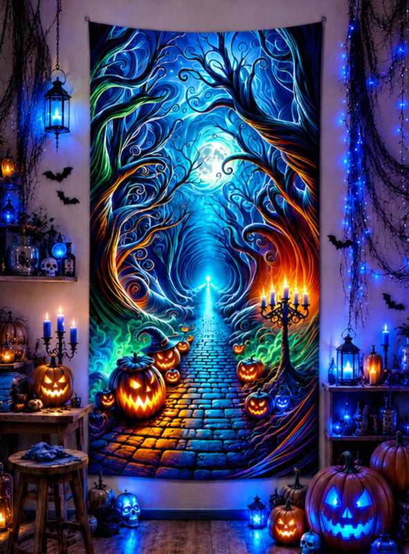 Ein für Halloween mit Kürbislaternen, Kerzen, Totenköpfen und blauen Lichtern dekorierter Raum wird durch das farbenfrohe „Gruseliger Waldweg UV-Wandbild“ (100 x 185 cm, waschbar) ergänzt, das einen leuchtenden Weg durch einen geheimnisvollen Wald unter einem strahlenden Vollmond zeigt. Dieser Wandbehang leuchtet im Schwarzlicht und schafft eine bezaubernde Atmosphäre, die perfekt für gruselige Feiern ist.