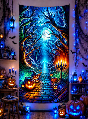 Ein für Halloween mit Kürbislaternen, Kerzen, Totenköpfen und blauen Lichtern dekorierter Raum wird durch das farbenfrohe „Gruseliger Waldweg UV-Wandbild“ (100 x 185 cm, waschbar) ergänzt, das einen leuchtenden Weg durch einen geheimnisvollen Wald unter einem strahlenden Vollmond zeigt. Dieser Wandbehang leuchtet im Schwarzlicht und schafft eine bezaubernde Atmosphäre, die perfekt für gruselige Feiern ist.
