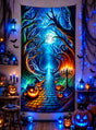 Ein für Halloween mit Kürbislaternen, Kerzen, Totenköpfen und blauen Lichtern dekorierter Raum wird durch das farbenfrohe „Gruseliger Waldweg UV-Wandbild“ (100 x 185 cm, waschbar) ergänzt, das einen leuchtenden Weg durch einen geheimnisvollen Wald unter einem strahlenden Vollmond zeigt. Dieser Wandbehang leuchtet im Schwarzlicht und schafft eine bezaubernde Atmosphäre, die perfekt für gruselige Feiern ist.