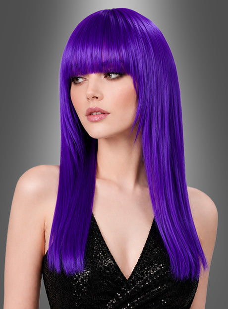 Frau mit glattem, langem, leuchtend violettem Haar, gestylt mit einem Pony, der wie bei der „Glamour Perücke Deluxe mit Pony“ fällt; sie trägt ein ärmelloses schwarzes Pailletten-Top vor einem grauen Hintergrund mit Farbverlauf.