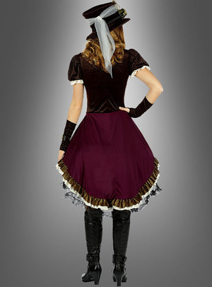 Eine Person steht mit dem Rücken zur Kamera und trägt das „Steampunk Lady“-Kostüm mit Hut – ein braun-burgunderrotes, viktorianisch inspiriertes Outfit, kombiniert mit hohen schwarzen Stiefeln, Handschuhen und einem eleganten Steampunk-Hut, der mit einer Schleife verziert ist – vor einem neutralen grauen Hintergrund.