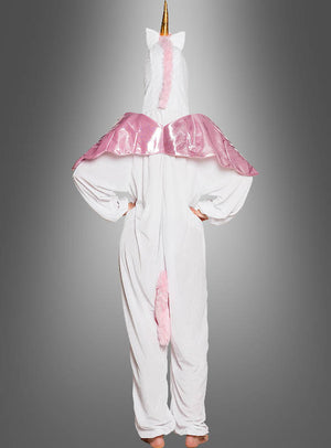 Eine Person, die das „Einhorn-Kostüm für Erwachsene in Weiß“ trägt – mit einem goldenen Horn, einer rosa Mähne und einem rosa Schweif sowie glänzenden rosa Flügeln –, steht mit den Händen in den Hüften und ist mit dem Rücken zum Betrachter gewandt.