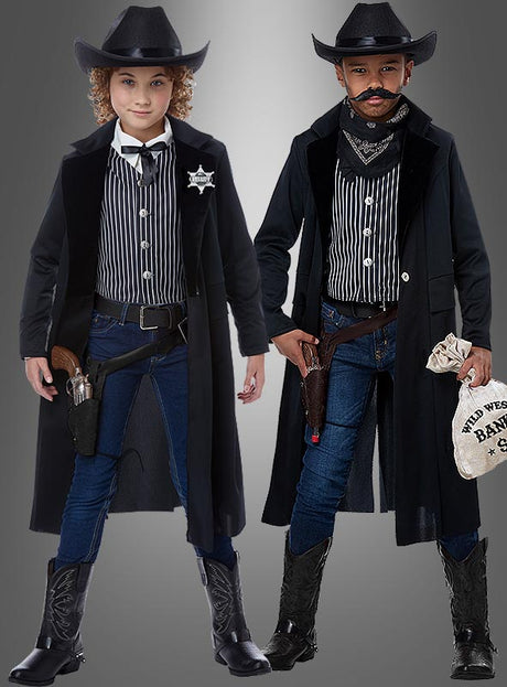 Zwei Kinder, die sich für eine Wild-West-Party als Cowboys verkleidet haben, tragen jeweils das „Outlaw Sheriff“-Kinderkostüm – bestehend aus schwarzen Cowboyhüten, gestreiften Hemden, dunklen Mänteln, Jeans und Stiefeln. Ein Kind trägt ein Sheriff-Abzeichen, während das andere einen Geldsack bei sich hat und ein Bandana trägt. Beide runden ihren authentischen Cowboy-Look mit Spielzeug-Holstern und -Pistolen ab.