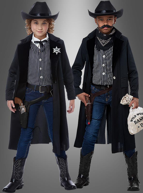 Zwei Kinder, die sich für eine Wild-West-Party als Cowboys verkleidet haben, tragen jeweils das „Outlaw Sheriff“-Kinderkostüm – bestehend aus schwarzen Cowboyhüten, gestreiften Hemden, dunklen Mänteln, Jeans und Stiefeln. Ein Kind trägt ein Sheriff-Abzeichen, während das andere einen Geldsack bei sich hat und ein Bandana trägt. Beide runden ihren authentischen Cowboy-Look mit Spielzeug-Holstern und -Pistolen ab.